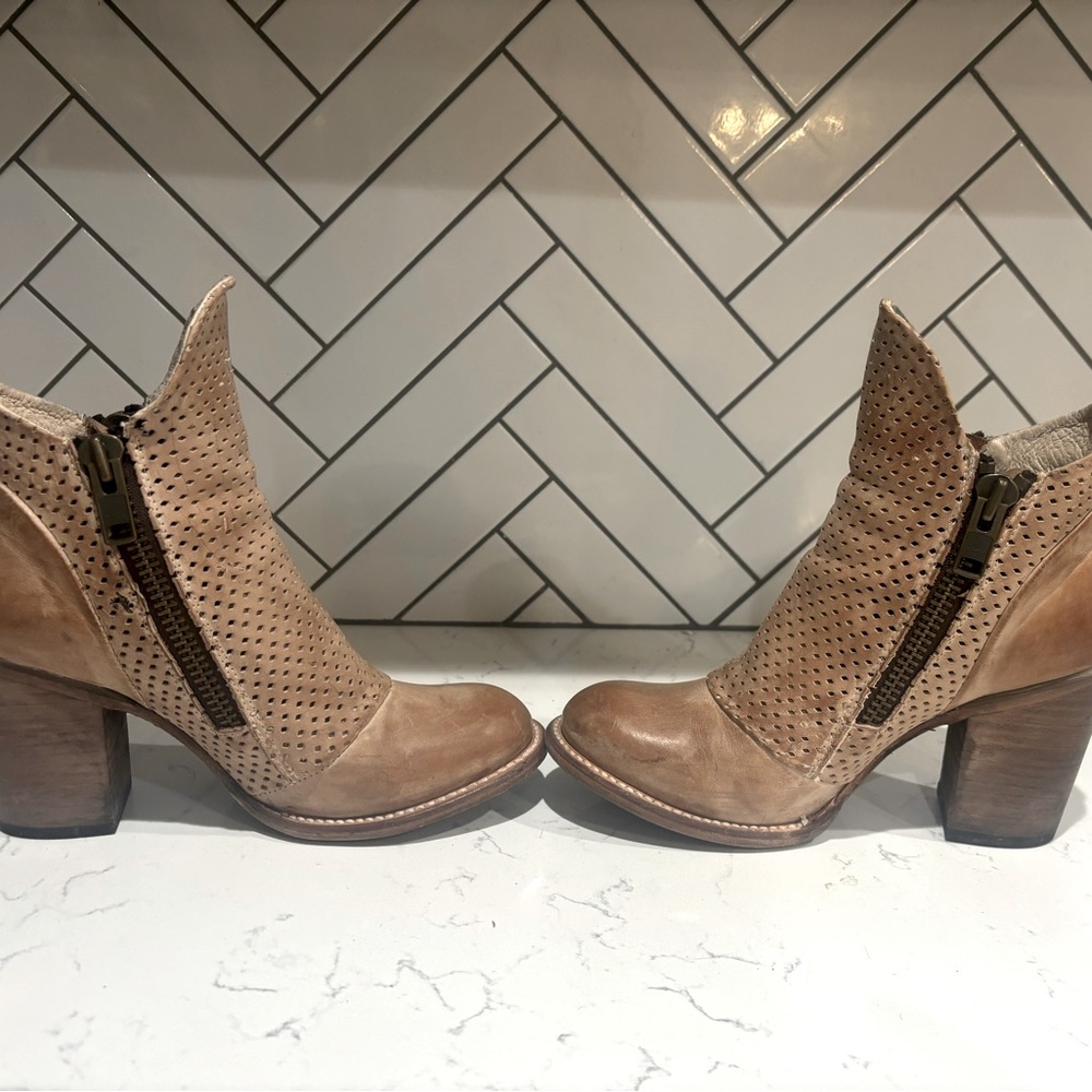 Freebird Bowie bootie size 9 in Taupe